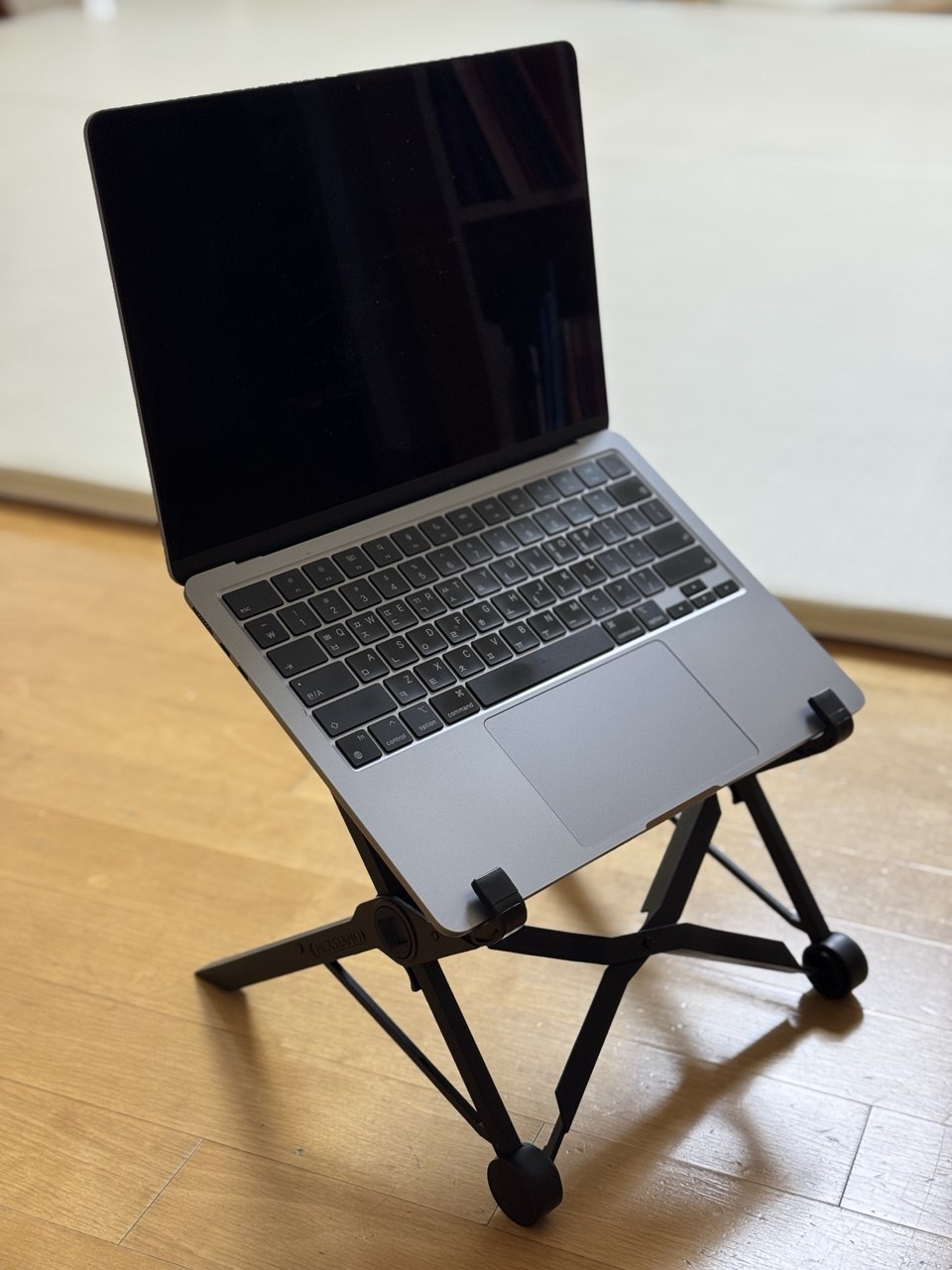 MacBook Air를 거치한 모습